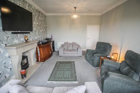 3 bedroom flat for sale, Hillside*3 Double Bedrooms*En-Suite*Garden*Parking*