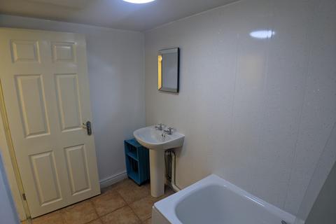 2 bedroom flat to rent, Wellington Road, Manchester M20