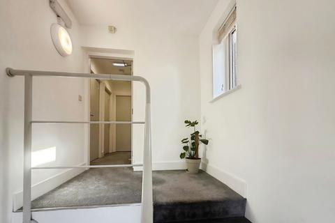 6 bedroom terraced house to rent, Barrique Road, Nottingham NG7