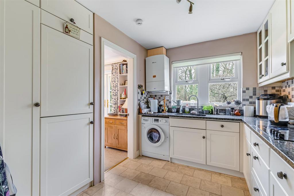 Kitchen 2.jpg