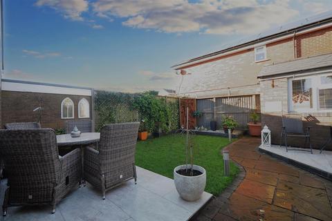 3 bedroom detached house for sale, Hawthorn Avenue, Stone