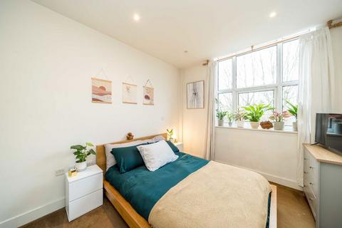 1 bedroom flat for sale, Bromyard Avenue, London W3