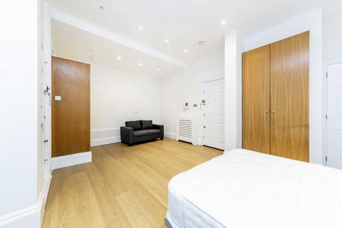 Studio to rent, Draycott Place, London SW3