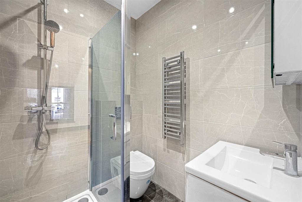 Ensuite Bathroom.jpg