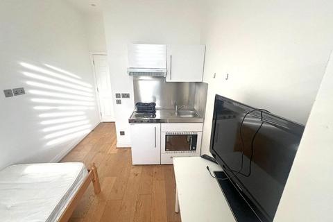 Studio to rent, Woodford New Road, London E18