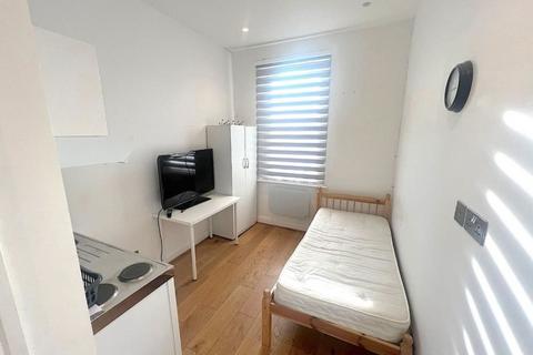 Studio to rent, Woodford New Road, London E18