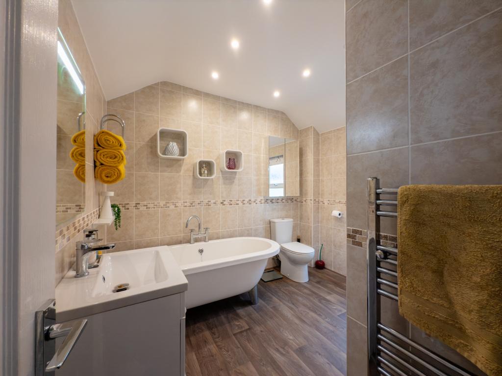 20250117111747 - IMG 2879 - 60 brook lane, IP11 7 L