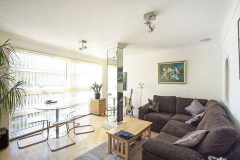 1 bedroom flat for sale, Aitman Drive, Brentford TW8