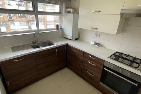 3 bedroom flat to rent, Emsworth Close, Edmonton