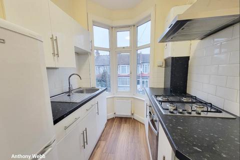 2 bedroom flat to rent, Arnold Gardens, Palmers Green, N13