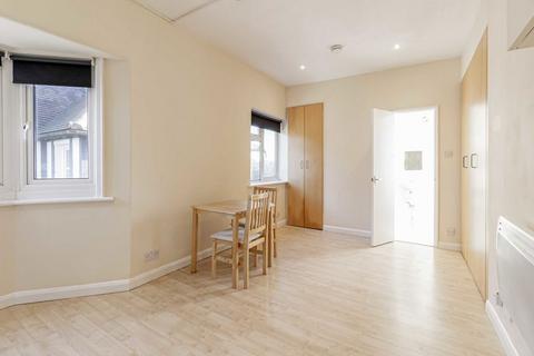 Studio to rent, Arden Road, London N3