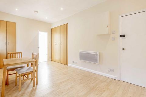 Studio to rent, Arden Road, London N3