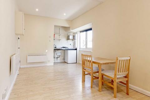 Studio to rent, Arden Road, London N3