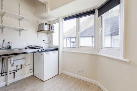 Studio to rent, Arden Road, London N3