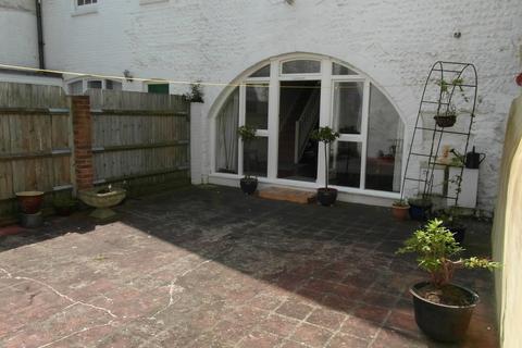 2 bedroom ground floor maisonette to rent, Gloucester Mews, Gloucester Road