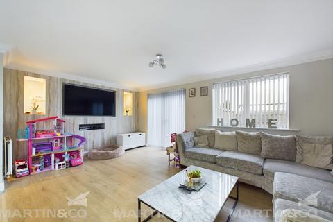 86 Llewelyn Crescent, Askern, Doncaster, DN6 0QD