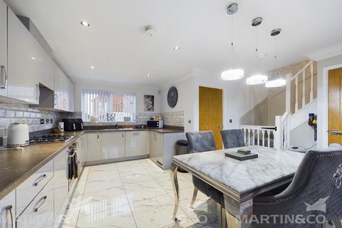 86 Llewelyn Crescent, Askern, Doncaster, DN6 0QD