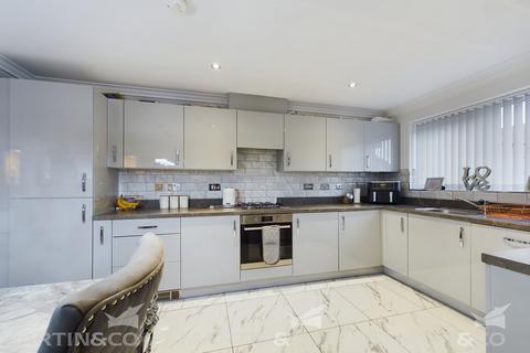 86 Llewelyn Crescent, Askern, Doncaster, DN6 0QD