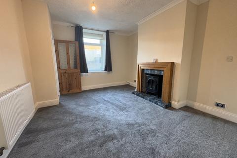 3 bedroom terraced house to rent, The Crescent, Micklefield