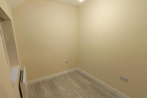 2 bedroom flat to rent, 103 Walton Road, Woking GU21