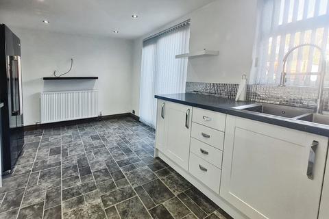 3 bedroom semi-detached house to rent, Broadgate Drive, Leeds LS18