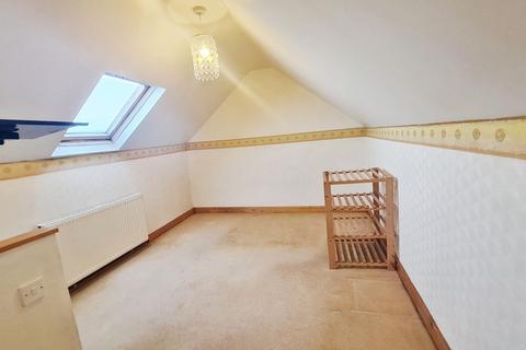 3 bedroom semi-detached house to rent, Broadgate Drive, Leeds LS18