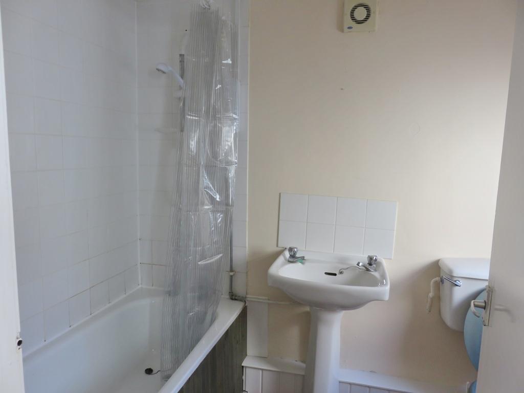 Flat 1 Bathroom
