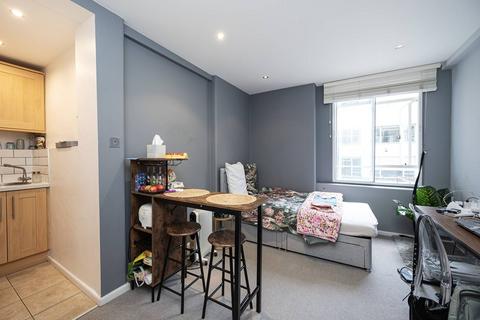 Studio to rent, Charterhouse Square, Barbican, London, EC1M