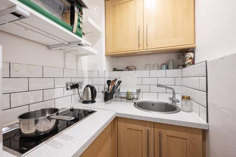 Studio to rent, Charterhouse Square, Barbican, London, EC1M