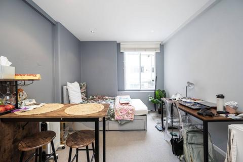 Studio to rent, Charterhouse Square, Barbican, London, EC1M