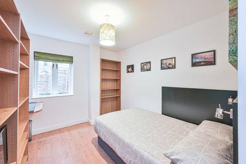 Studio to rent, Finchley Road, Hampstead, London, NW3