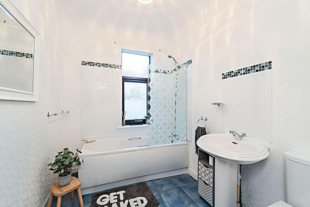 Bathroom (Downstairs)