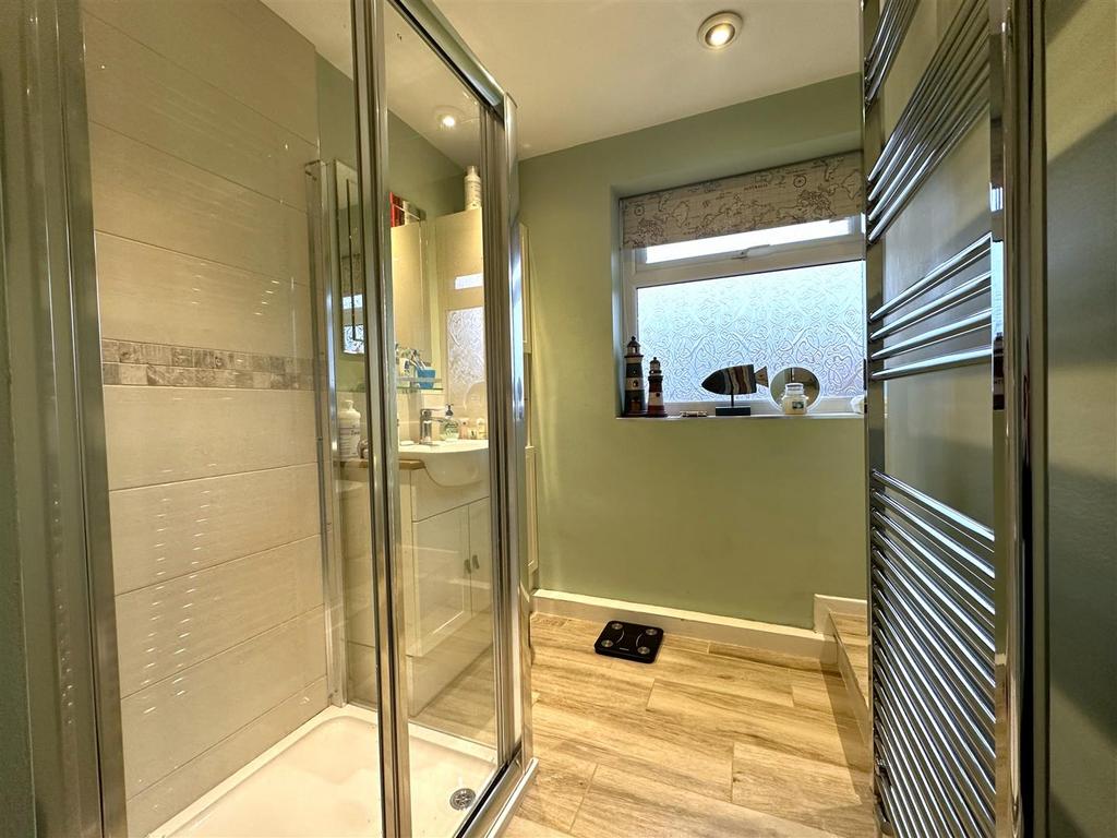 First Floor Shower Room 663