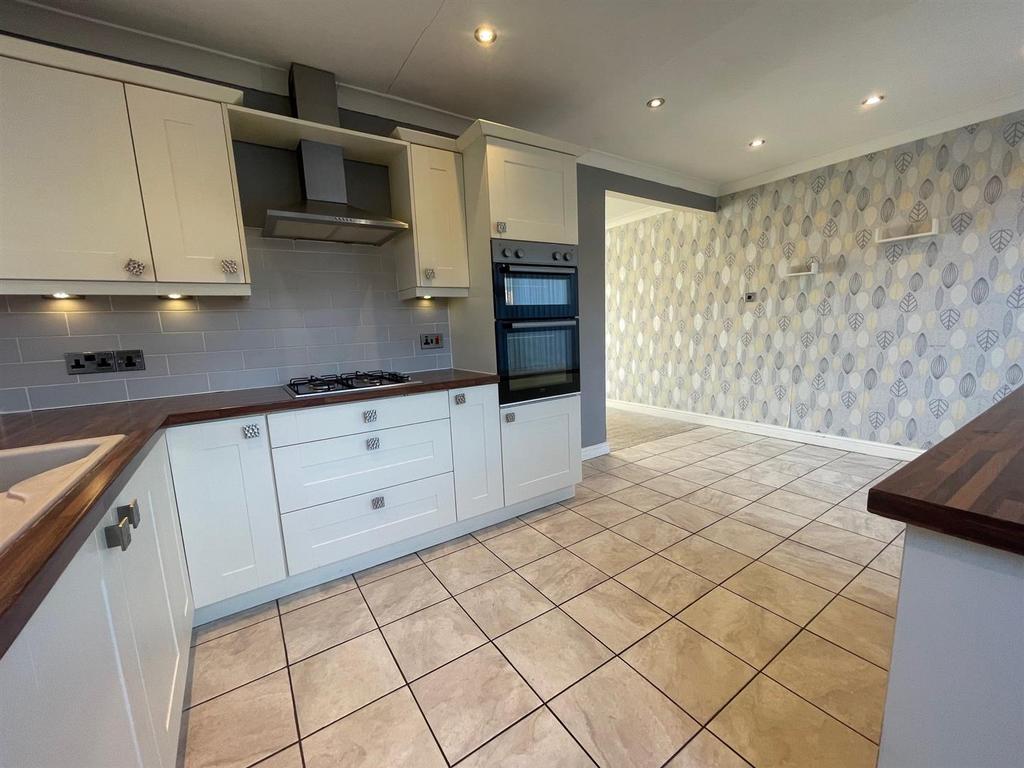 4 Kitchen.jpg