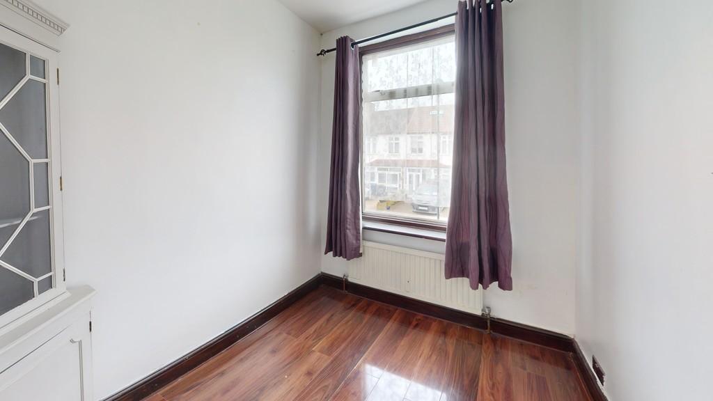 6-Stafford-Gardens-Bedroom