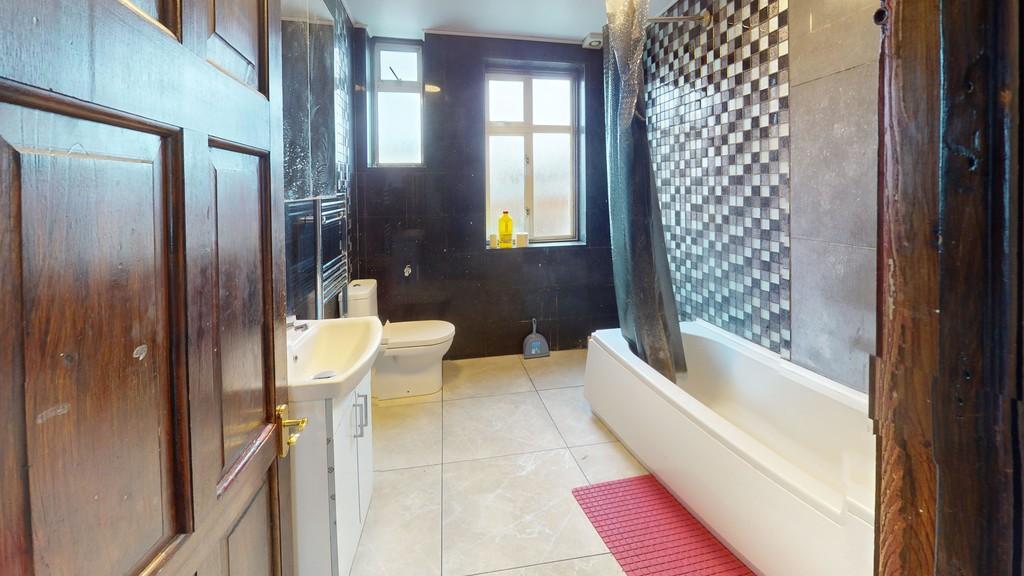 6-Stafford-Gardens-Bathroom