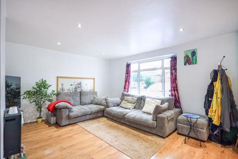 3 bedroom semi-detached house to rent, Kings Drive, Edgware