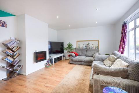 3 bedroom semi-detached house to rent, Kings Drive, Edgware