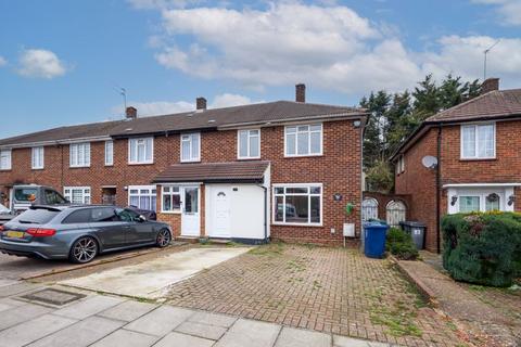 3 bedroom semi-detached house to rent, Kings Drive, Edgware