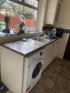 1 bedroom in a house share to rent, Noel Road, London W3