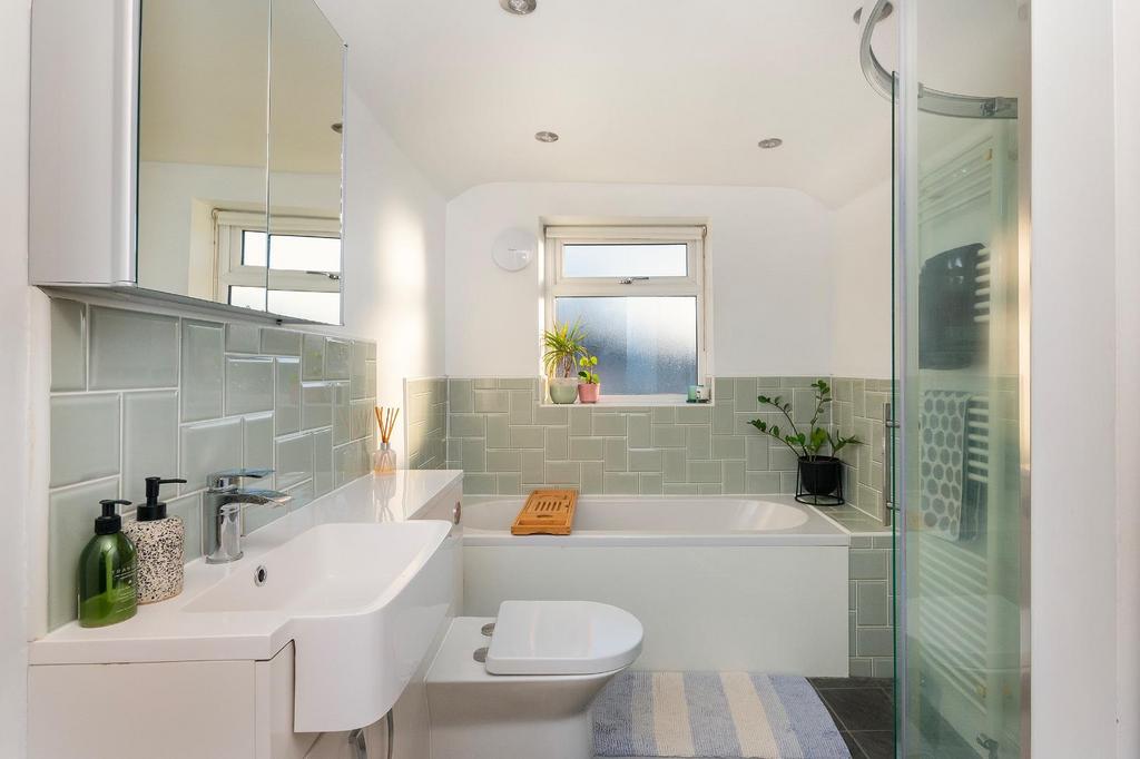 0 Q5 SKD - Bathroom B.jpg