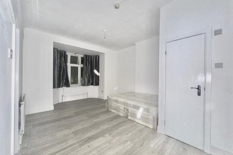 Studio to rent, Thrale Road, SW16