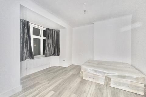 Studio to rent, Thrale Road, SW16