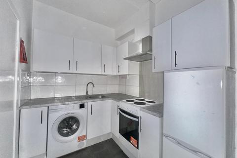 Studio to rent, Thrale Road, SW16