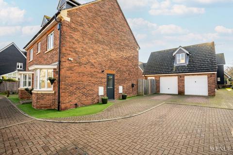 5 bedroom detached house for sale, Daltons Shaw, Orsett, RM16 3GY