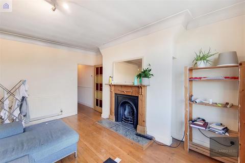 2 bedroom apartment to rent, Kings Avenue, Clapham