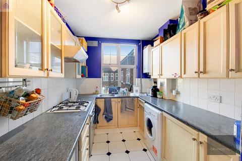 2 bedroom apartment to rent, Kings Avenue, Clapham