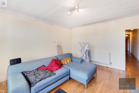 2 bedroom apartment to rent, Kings Avenue, Clapham