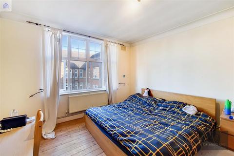 2 bedroom apartment to rent, Kings Avenue, Clapham