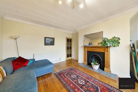 2 bedroom apartment to rent, Kings Avenue, Clapham